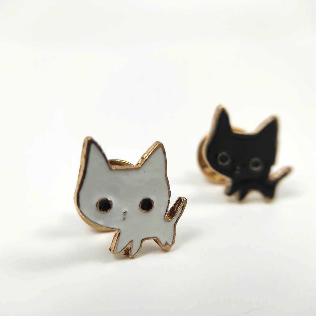 [F NODE] Black Cat and White Cat Pin Badges, Set of 2, Cat Pins, Approx. 2cm x 2.4cm, Cute, Loose-Looking Cats