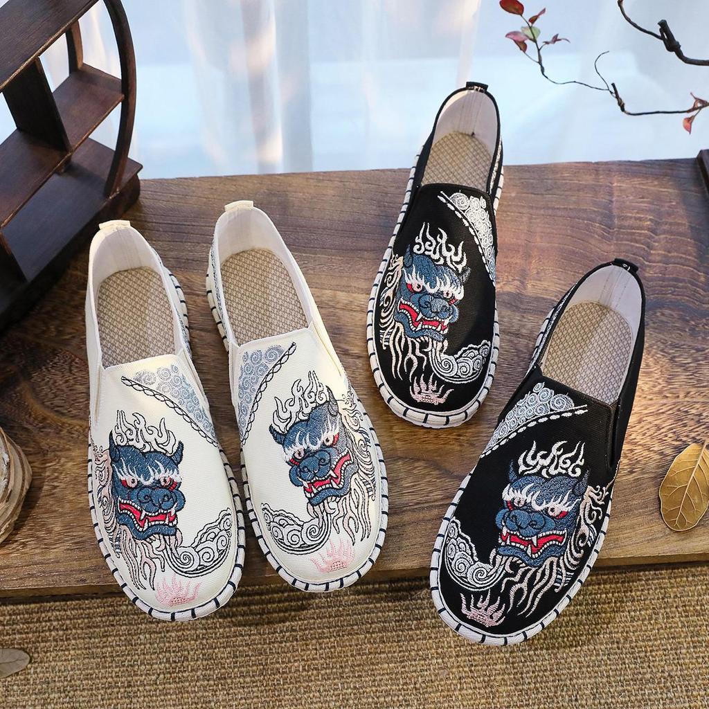 Beijing Men's Embroidered Cloth Shoes with Breathable Soft Sole