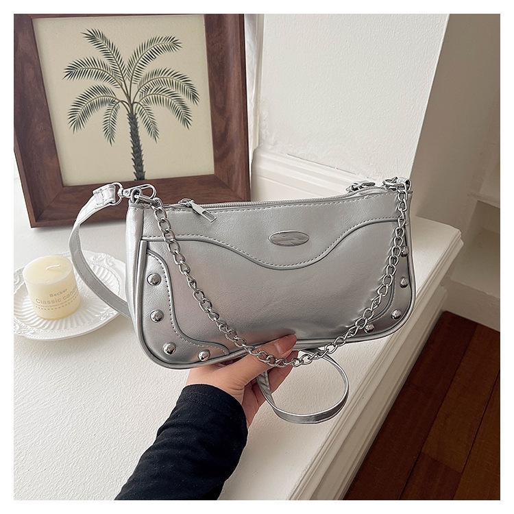 Retro Lightweight Riveted Chain 2026 Fashion Crossbody Baguette Bag