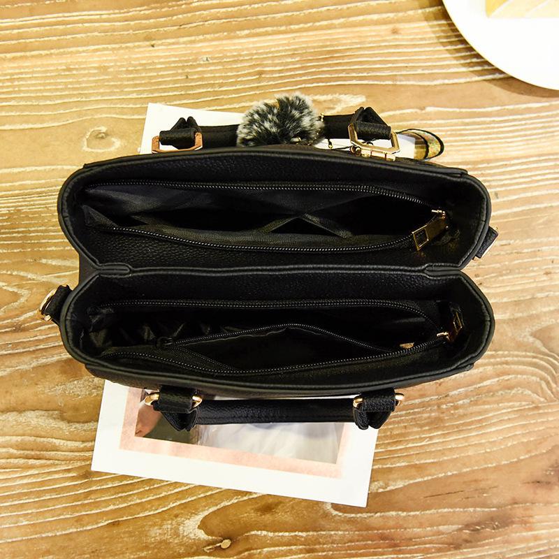 Damska minimalistyczna torba na ramię z pomponem - Duża pojemność, crossbody, torebka do ręki