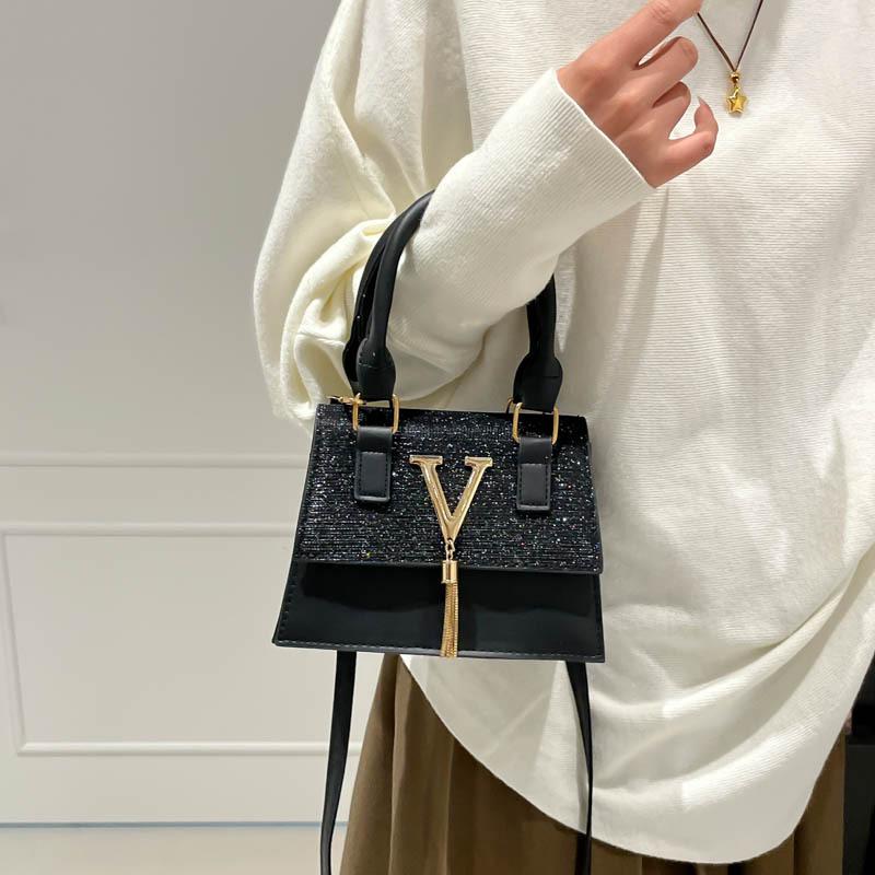 

Versatile high-end temperament light luxury small square bag women s commuting leisure personality simple fashion niche messenger bag чёрный