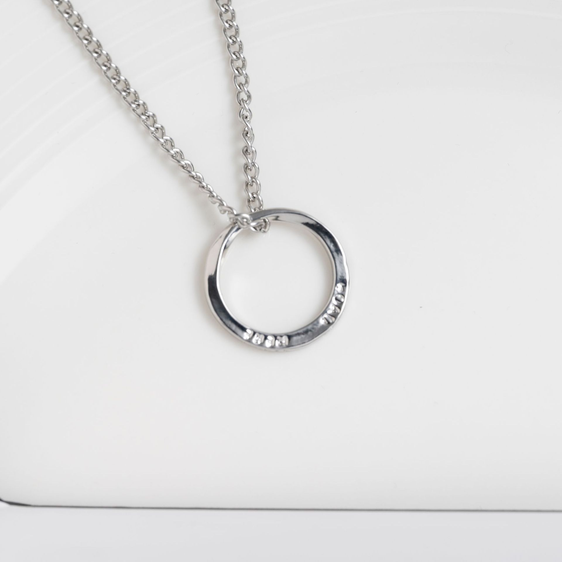 

Ожерелье Mobius Мужской тренд Универсальный дизайн Sense Старший мальчик Ожерелье Летняя футболка Подвеска Ювелирные изделия