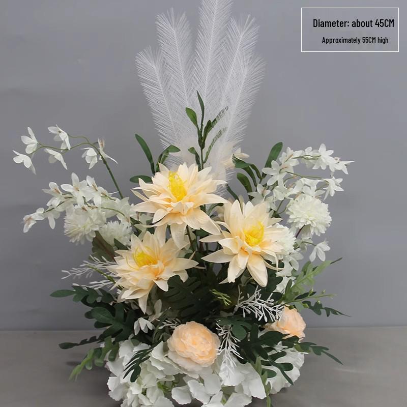 Свадебная дорожка в лесном стиле, цветочный декор с перьями