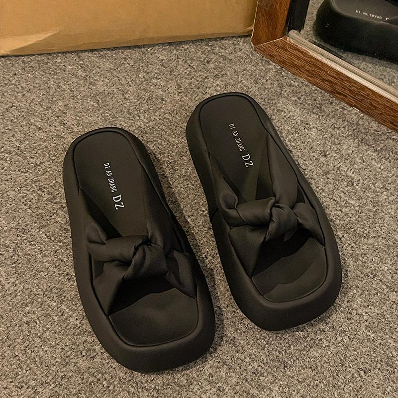 Stepping on shit muffin thick-bottomed cool slippers women's summer 2025 new soft-bottomed women's cool slippers women's fashion sandals