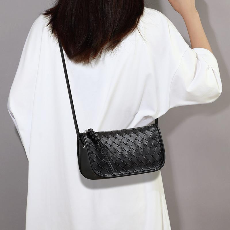 Bag new women's bag summer fashion versatile messenger bag small bag high-end single shoulder woven pillow bag