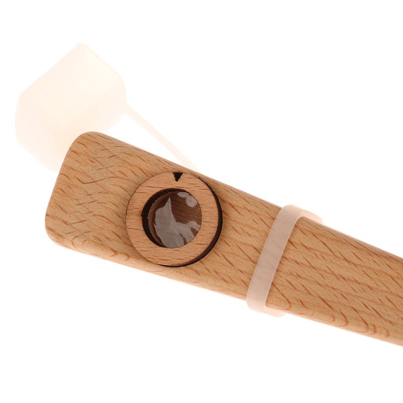 1 Stück Holz-Kazoo. Kazoo-Holzflötenbegleitung. Anfängerflöte ist einfach zu erlernen und das Instrument zu spielen.