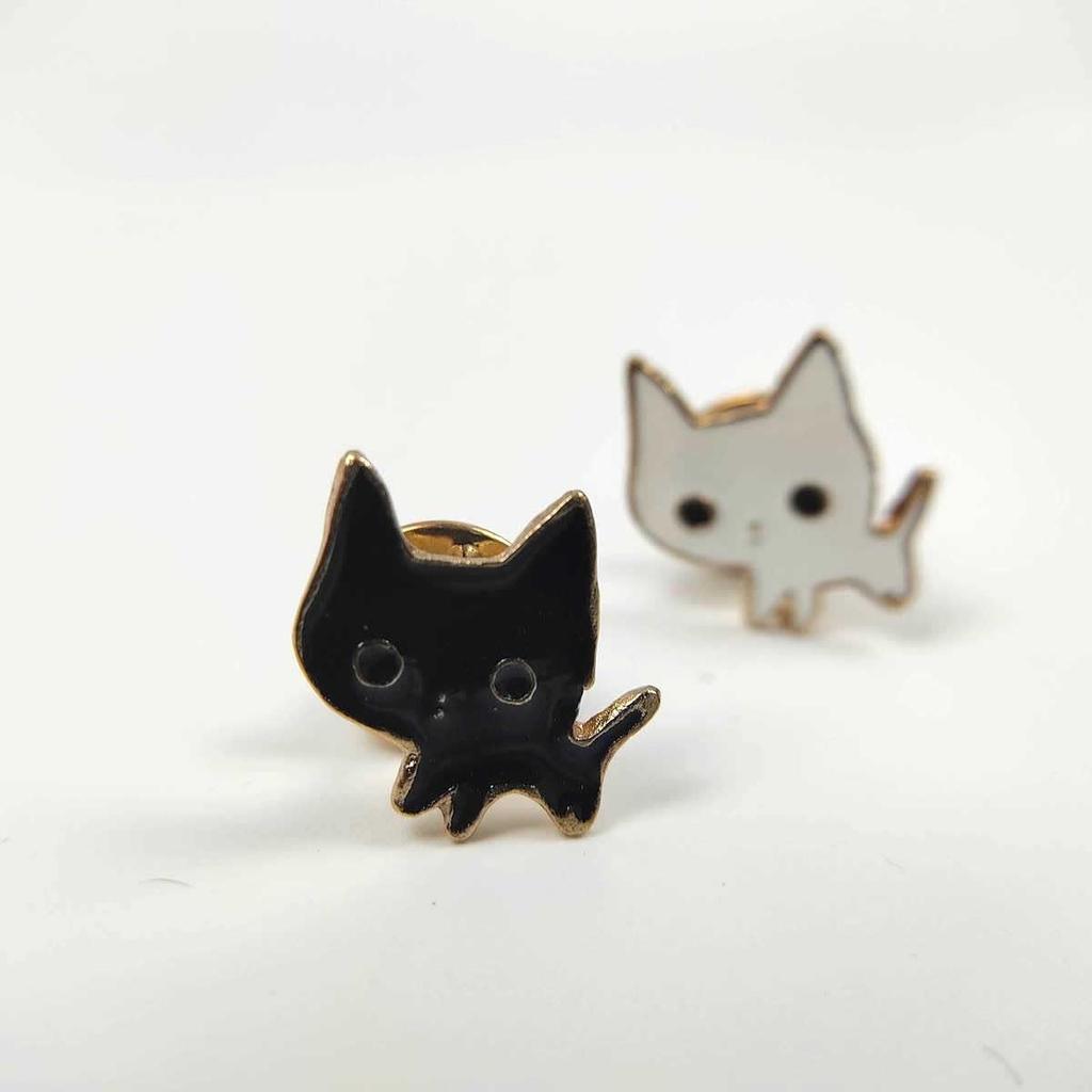 [F NODE] Black Cat and White Cat Pin Badges, Set of 2, Cat Pins, Approx. 2cm x 2.4cm, Cute, Loose-Looking Cats