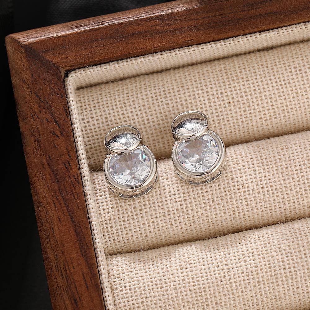 

Европейские и американские асимметричные серьги-пусеты из электролитически гальванизированной меди с цирконами - изысканный дизайн в стиле легкой роскоши 1*1.2 cm серебряный