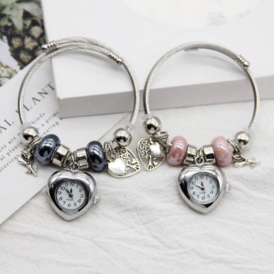 1 Stück Koreanische Version von Mode Kreatives Perlenarmband mit Liebesanhänger Damenuhr, Trendige Mode Offene Armbanduhr Quarzuhr