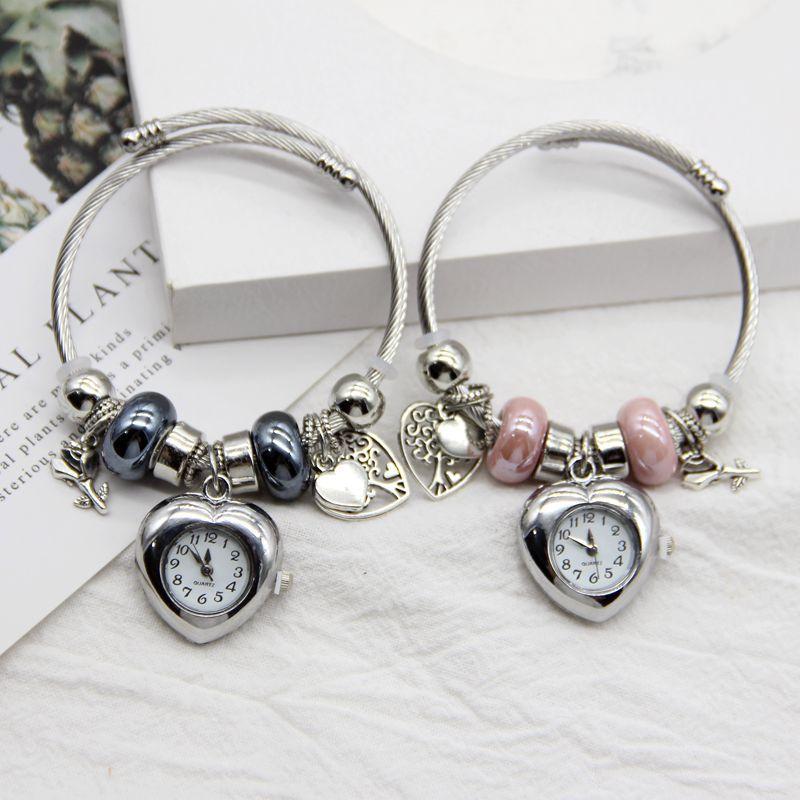 1Pc Korean Version of Fashion Creative Beaded Love Pendant Bracelet Watch Female, Trendy Fashion Open Bracelet Watch Quartz Watch