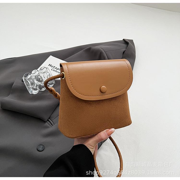 

Retro niche design mobile phone small bag women s 2025 new fashion versatile messenger bag popular shoulder commuter bag