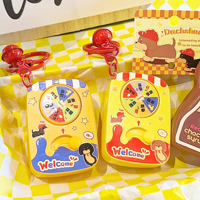 Kreskówkowy breloczek do kluczy z kiełbasą dla psa z mechanizmem obrotowym, wzory z kreskówkowymi postaciami