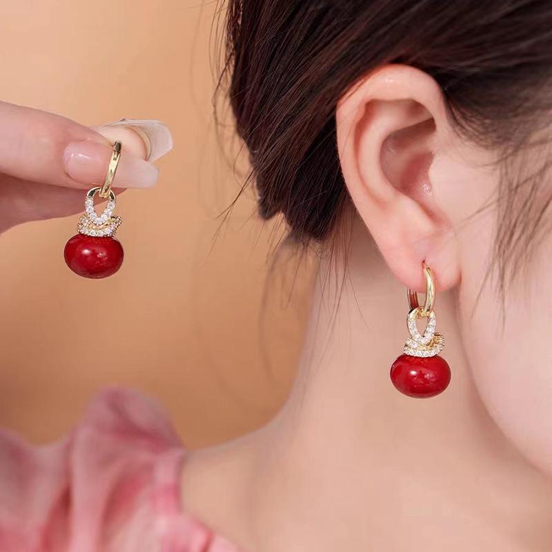 

Элегантные французские серьги из искусственного жемчуга и цирконов микро-паве для изысканных женщин красный