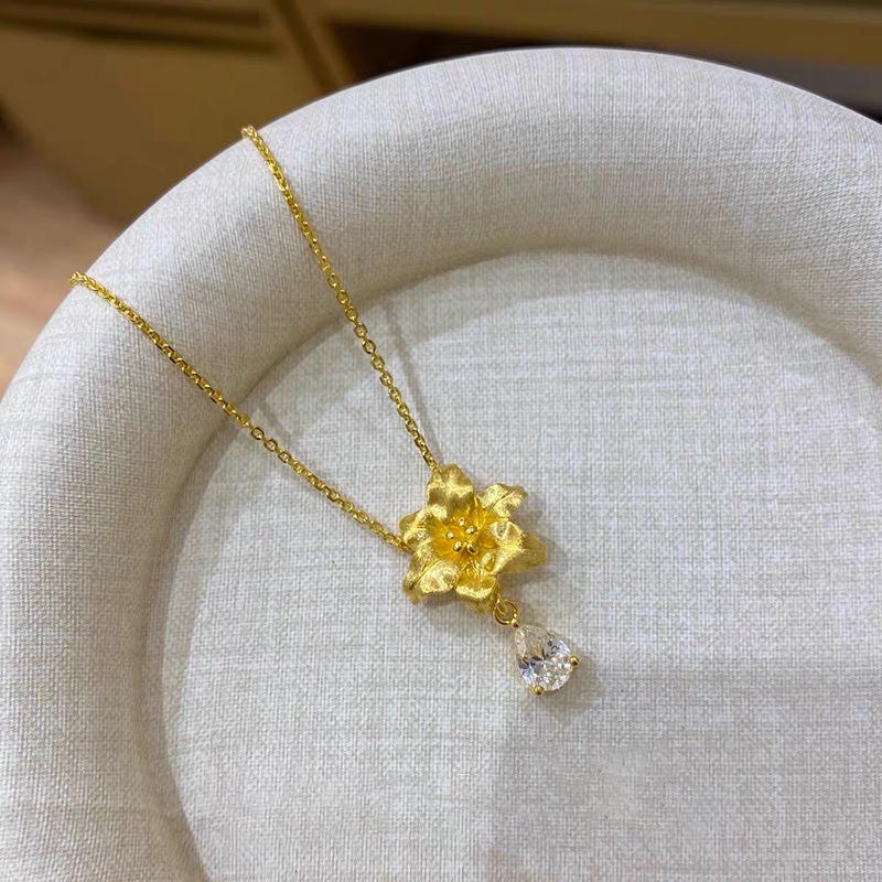 Zhu Zhi Fan Sterling Silver Flower Teardrop Necklace – Elegant Light Luxury Style for Women.