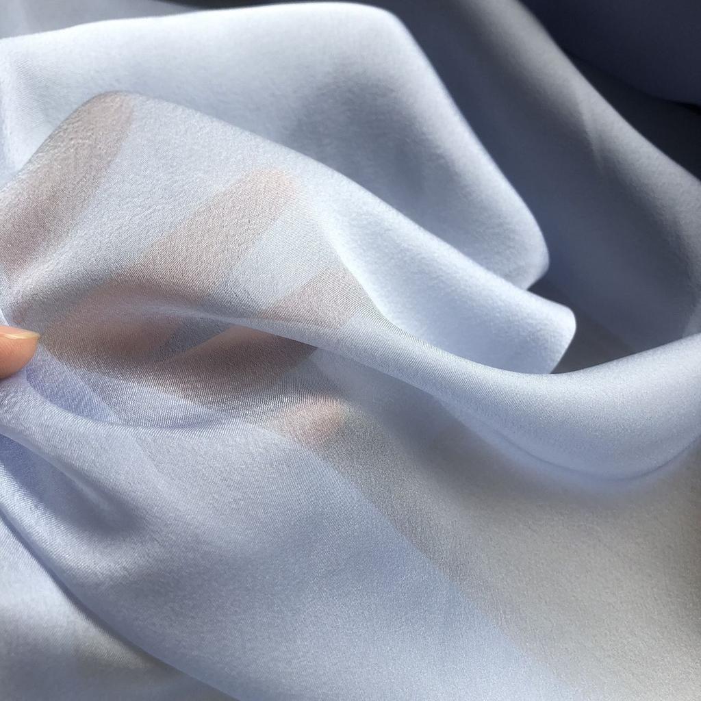 Delikatna, miękka, lejąca i lekka tkanina organzowa odpowiednia na suknie ślubne, suknie wieczorowe i materiały na odzież designerską