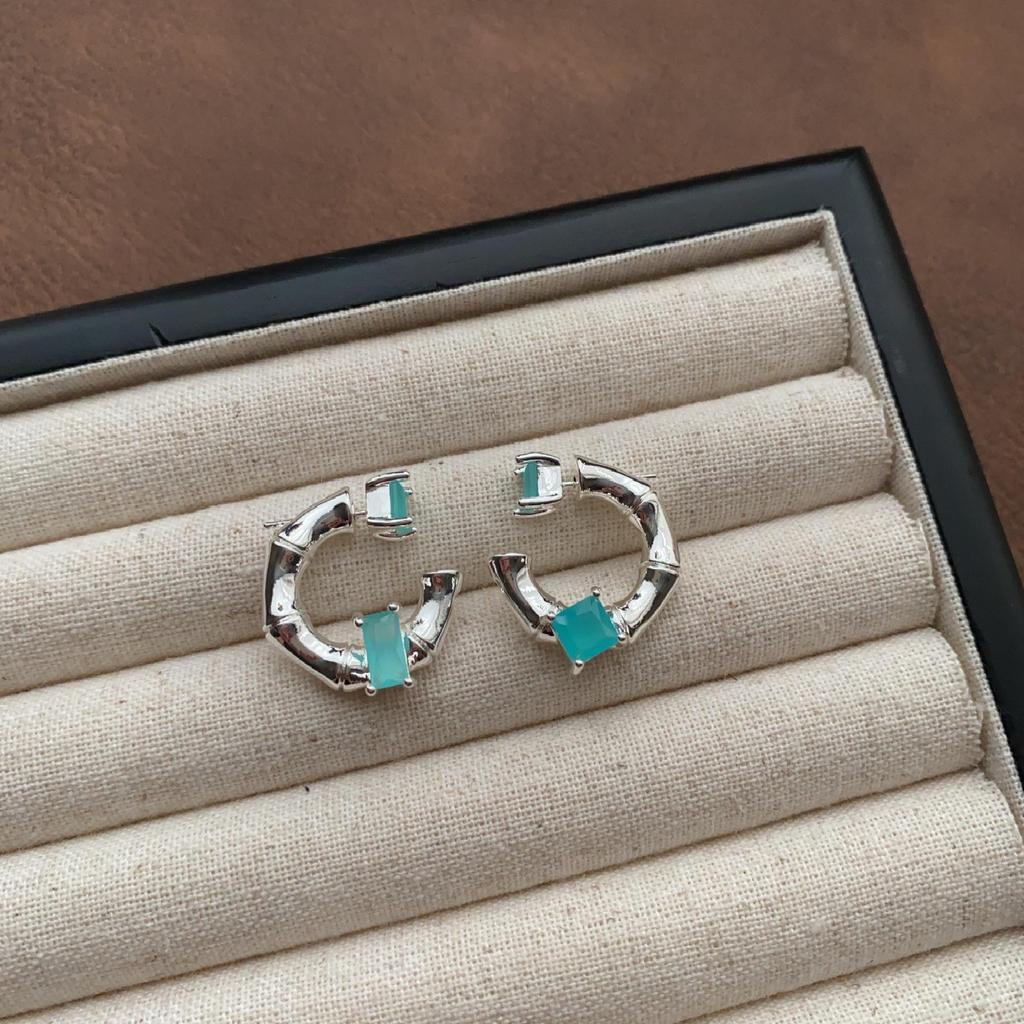 Boucles d'oreilles puces demi-cerceau avec pierres précieuses colorées - Design métal bambou, Bijoux de tempérament mode haut de gamme.
