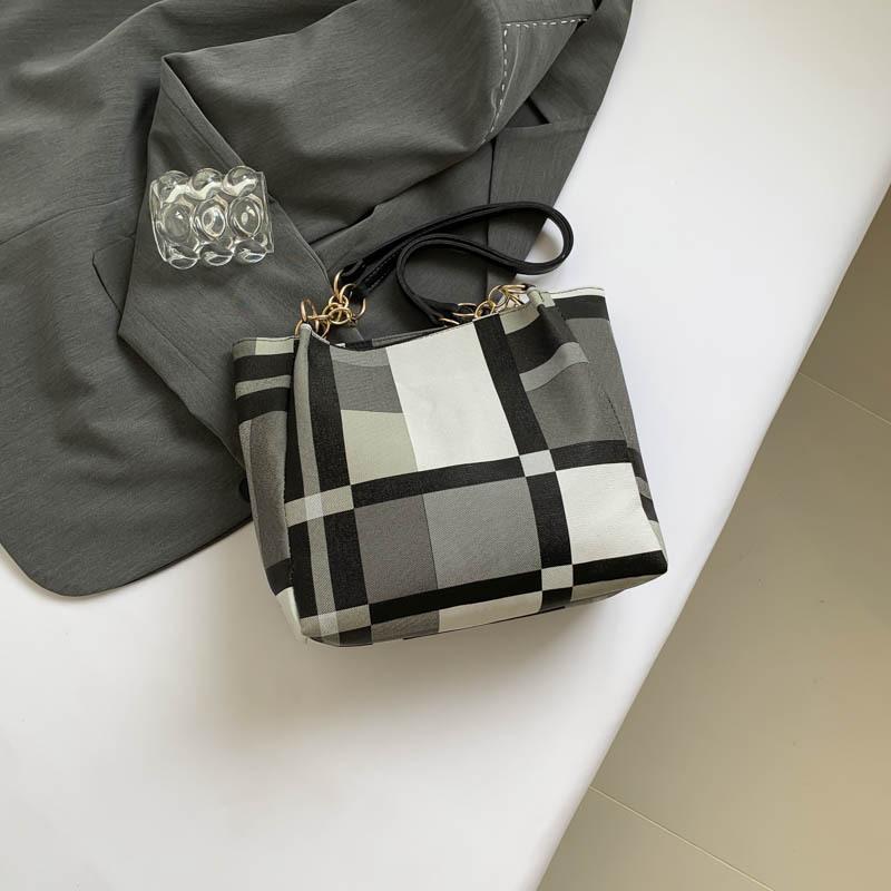 

Простая клетчатая сумка большой вместимости, летняя новая 2024 года, простая и модная сумка под мышкой, повседневная портативная женская сумка-тоут чёрный