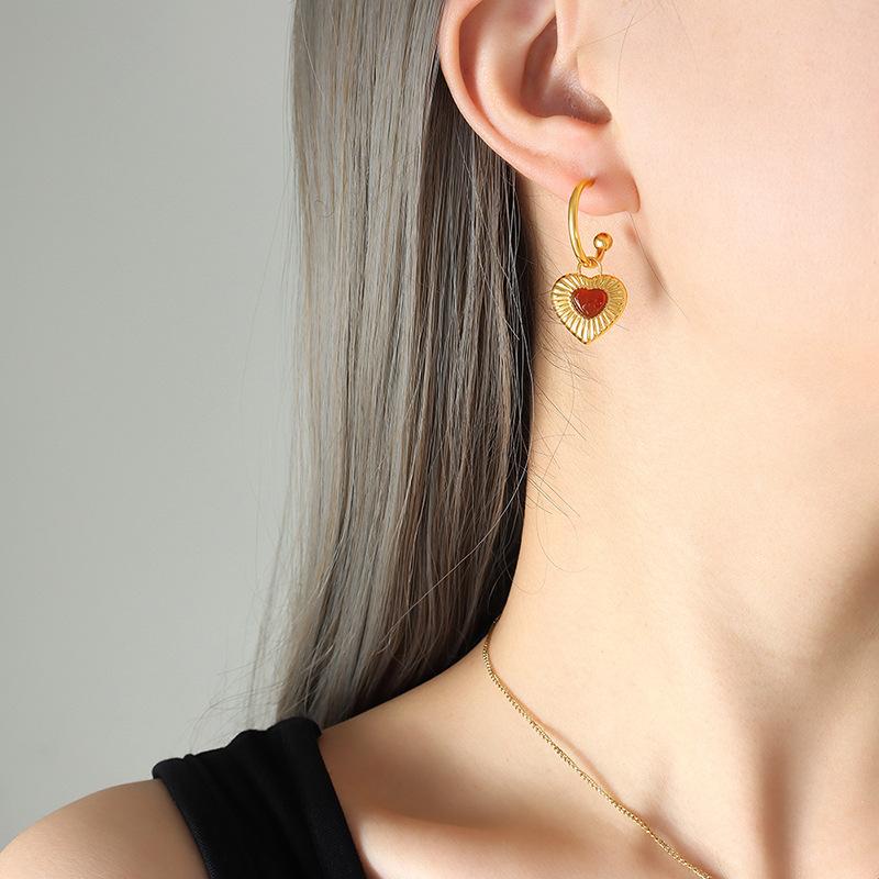 

Стиль Гонконга Знаменитость Темперамент Мода Не Увядает Персиковое Сердце Инкрустированное Агатом Ожерелье Серьги Из Титановой Стали Комплект Ювелирных Изделий