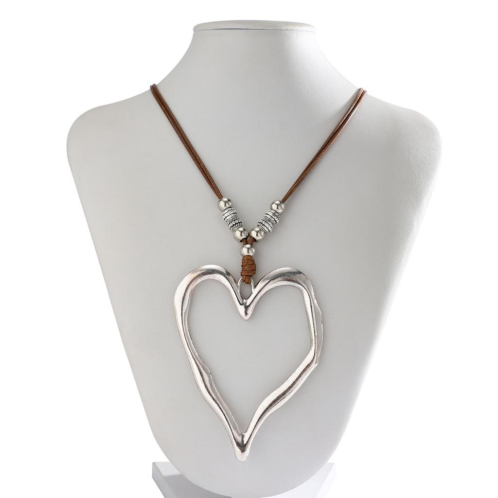 Sweet and Cool Exaggerated Big Love Necklace Metal Velvet Collar for Women, Versatile