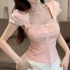 Charmantes rosa T-Shirt mit Spitzenbesatz und Schleife: Trendiger eckiger Ausschnitt, Slim Fit, kurze Ärmel, Sommerstil