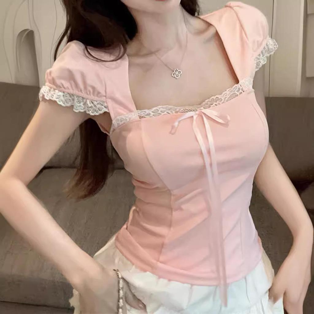 Charmantes rosa T-Shirt mit Spitzenbesatz und Schleife: Trendiger eckiger Ausschnitt, Slim Fit, kurze Ärmel, Sommerstil