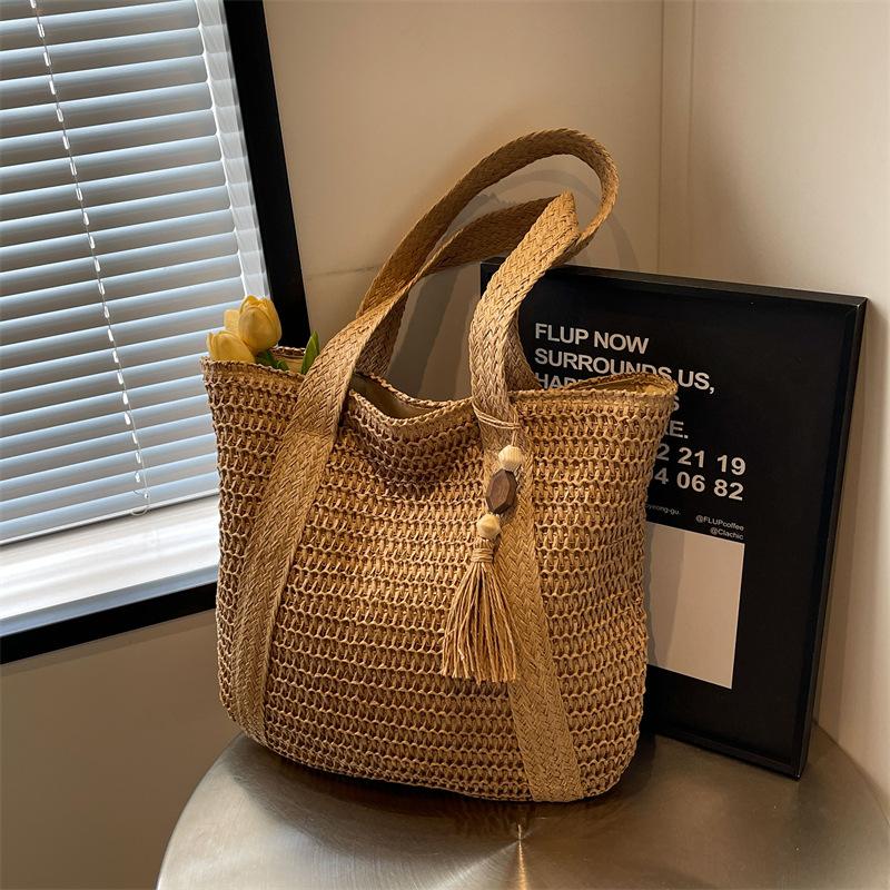 Large capacity seaside vacation beach bag women's new versatile woven straw bag commuter tote bag
