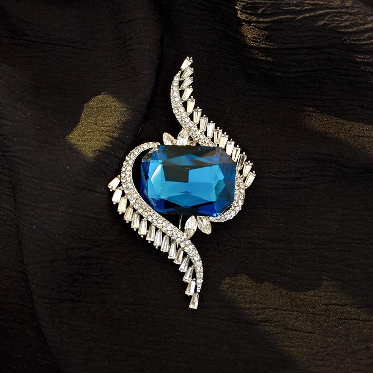 High-End Light Luxury Flower Brooch Female Heavy Industry Design Sense Animal Brooch Diamond Corsage Coat Clothing Accessories
