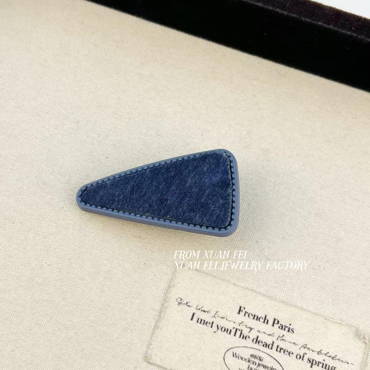 

Autumn/Winter Elegant Plush Hair Clip: Versatile Retro Duckbill for Women