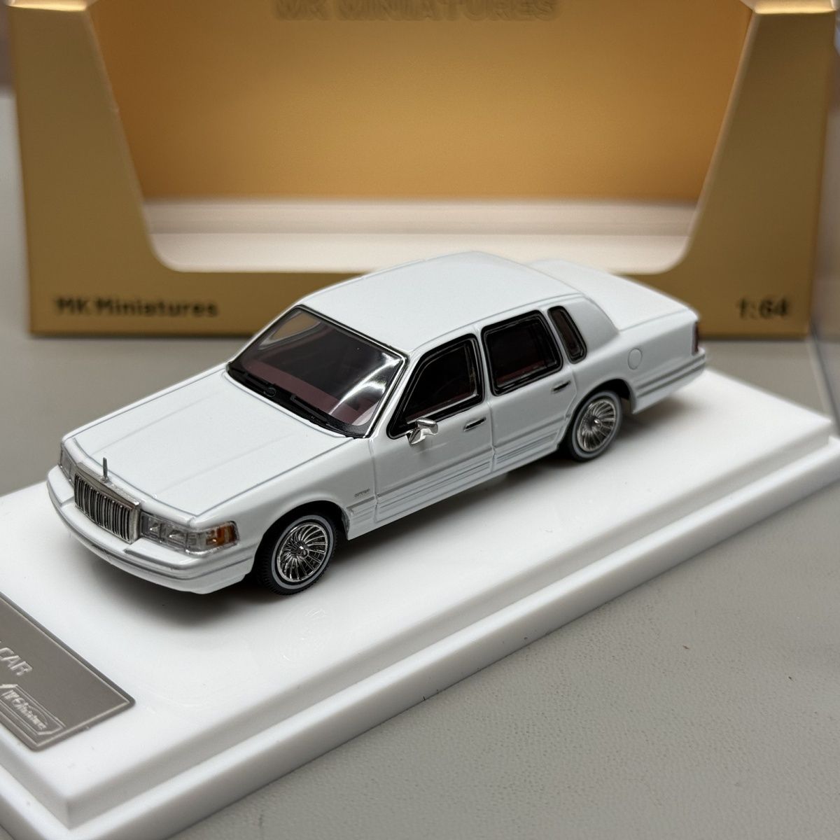 MK 1/64 Lincoln Town Car Alloy Car Diecasts & Toy Vehicles Car Model Miniature Scale Model Car For Children белый