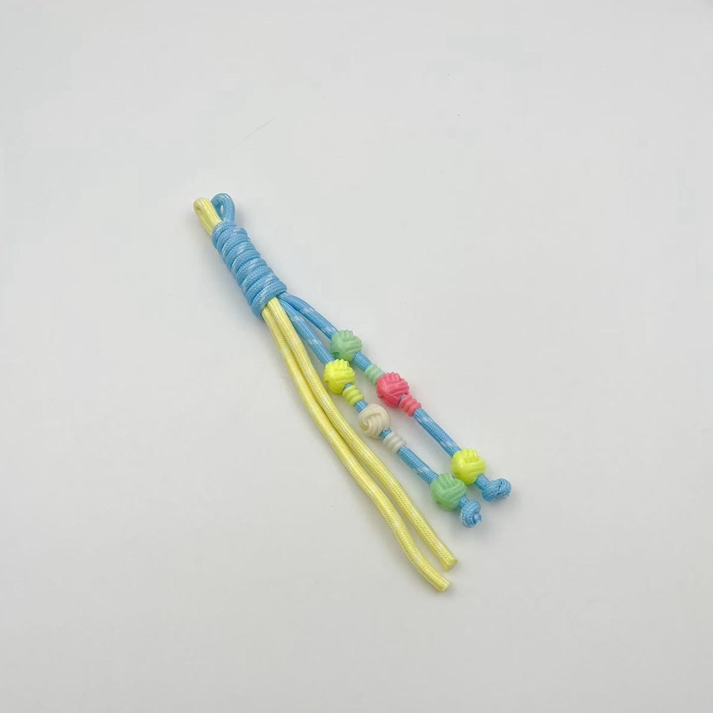 

Цветной брелок-шнурок из плетеной веревки с бусиной