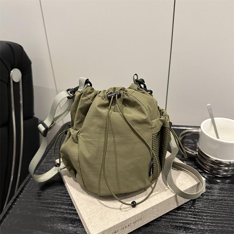 Wind Niche Design Drawstring Bucket Bag Lightweight Sports and Leisure Fashion Versatile Shoulder Messenger Bag