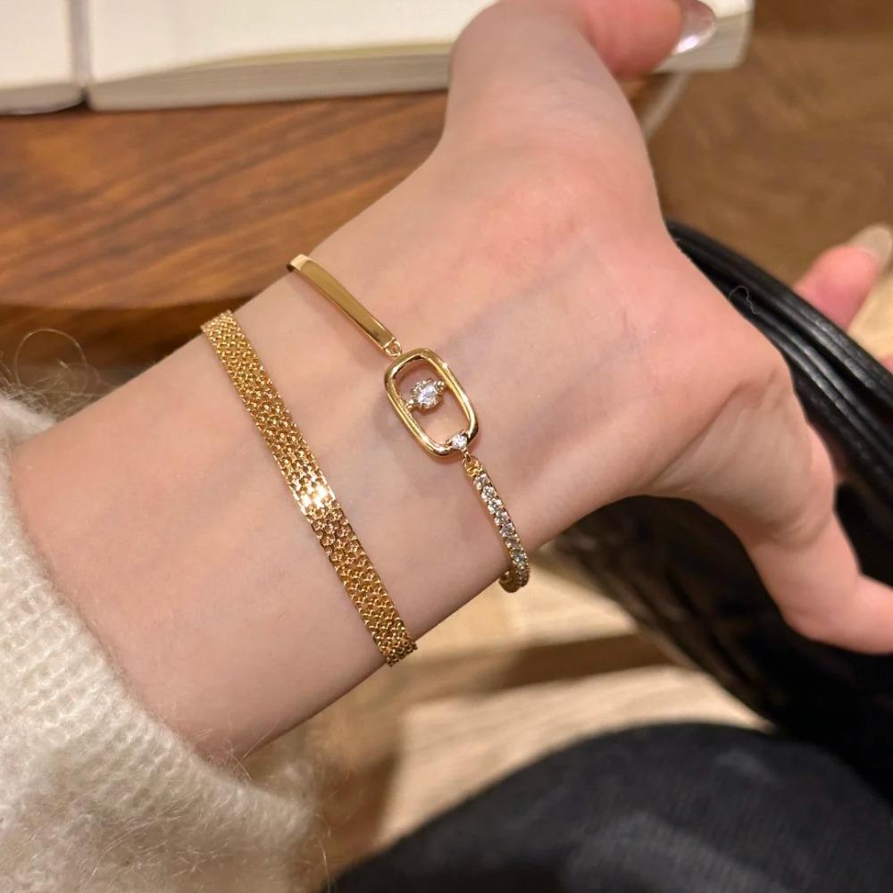 Elegant Vintage Heart Bracelet with Sparkling Diamonds Dainty Movable Bangle for Women Stylish Accessory