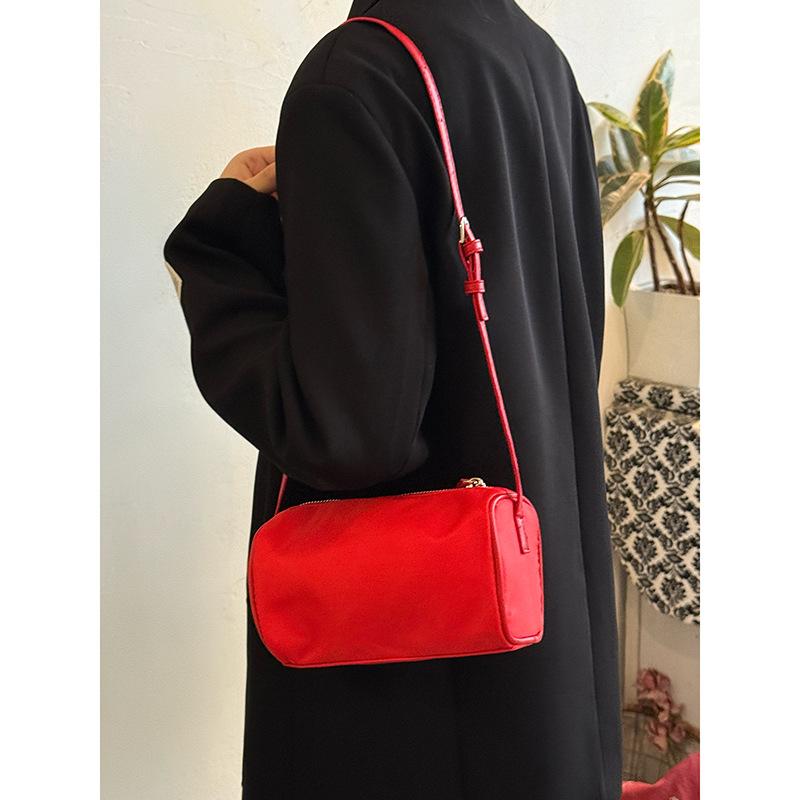 Korean polka dot toast handbag women's 2025 new niche design shoulder bag high value versatile armpit bag