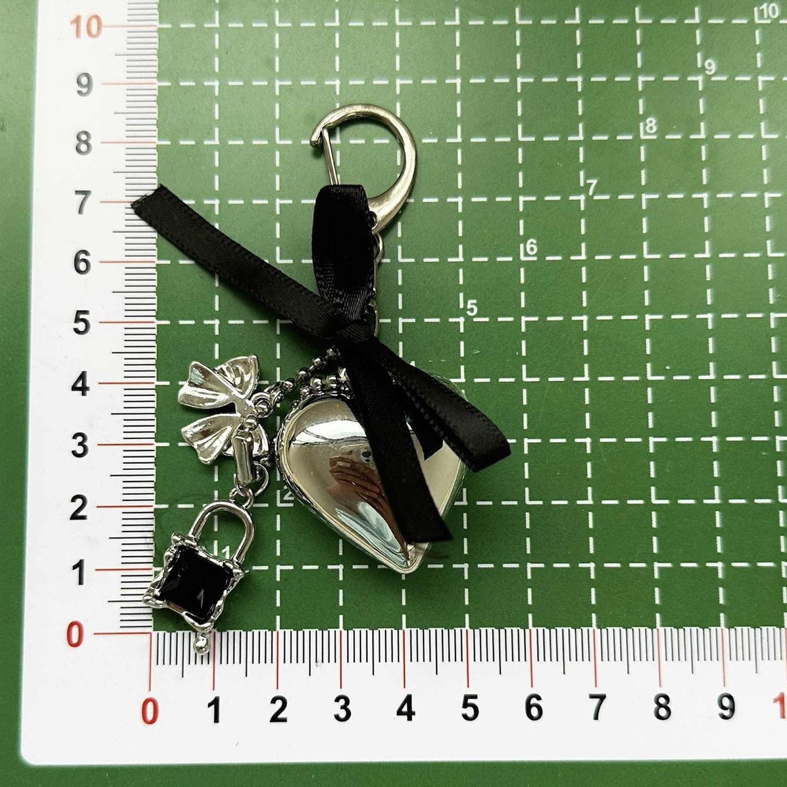 Нежная подвеска в виде сердца на сумку — фото 6