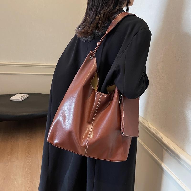 2025 new high-end soft leather shoulder tote bag large-capacity casual bucket lazy crossbody commuter armpit