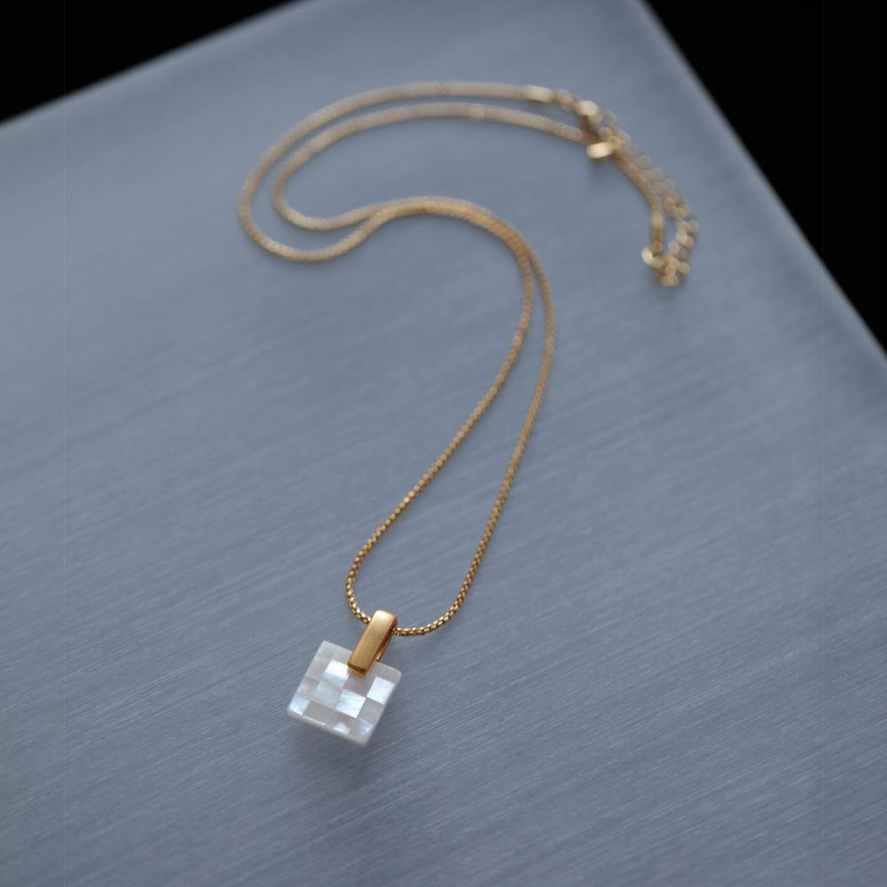 

Модное и элегантное перламутровое ожерелье ручной работы с нежным и стильным штрихом золотой