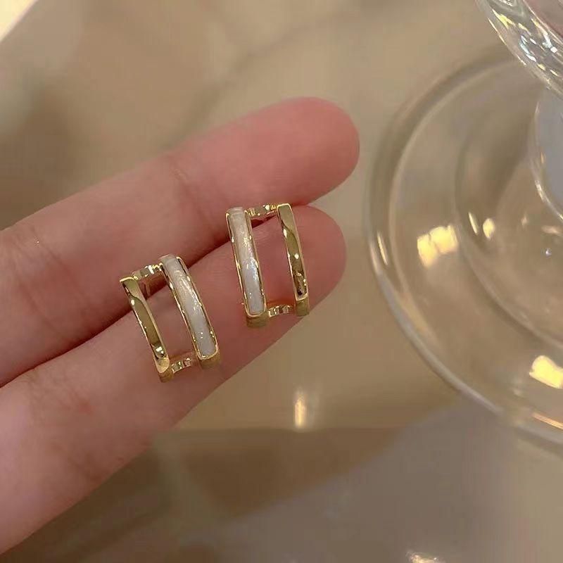 Stylish and simple square high-end stud earrings, women's geometric versatile temperament earrings, elegant and atmospheric earrings.