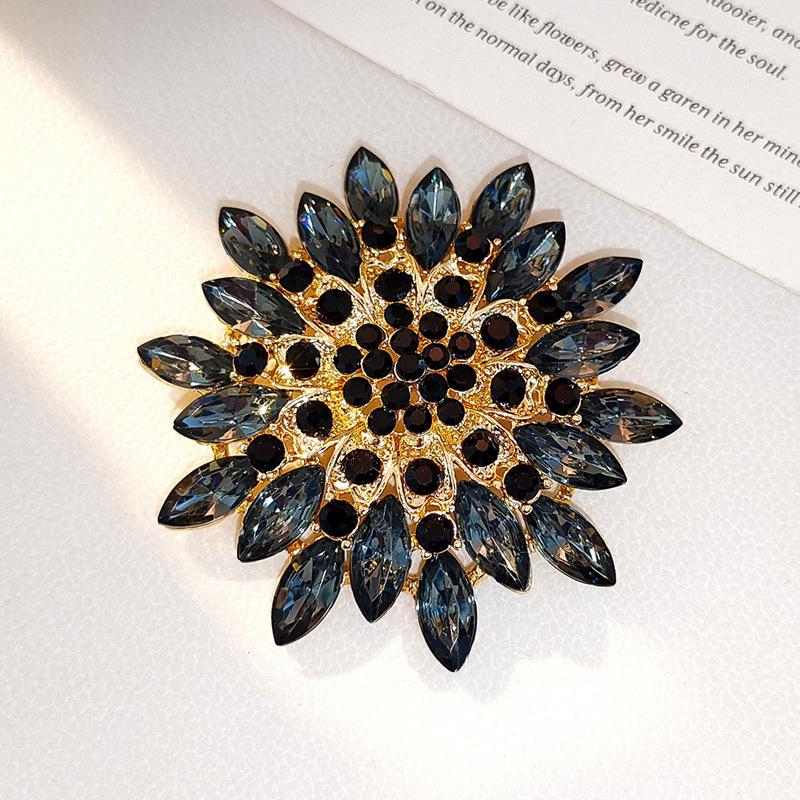 Elegant Rhinestone Animal Brooch: High-End Flower Design for Women's Coats and Accessories