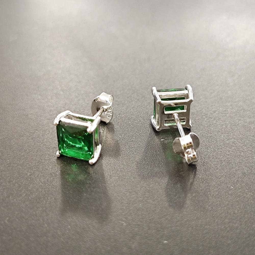 

Квадратные серьги-гвоздики из серебра 925 пробы с синим, красным и зеленым цветом и фианитами зелёный