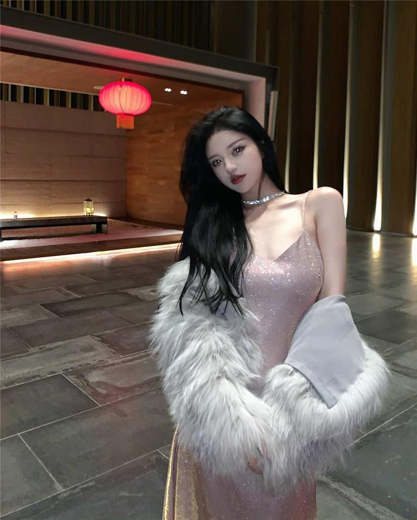 Retro Shiny Slim Fit Spaghetti Strap Dress - Waist-Cinching Bodycon Midi