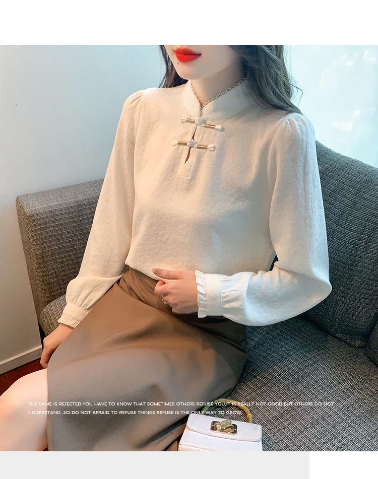 Retro Stand Collar Frog Button Pullover: Plus Velvet Thickened Base Layer for Autumn/Winter 2025, New Chinese Style.