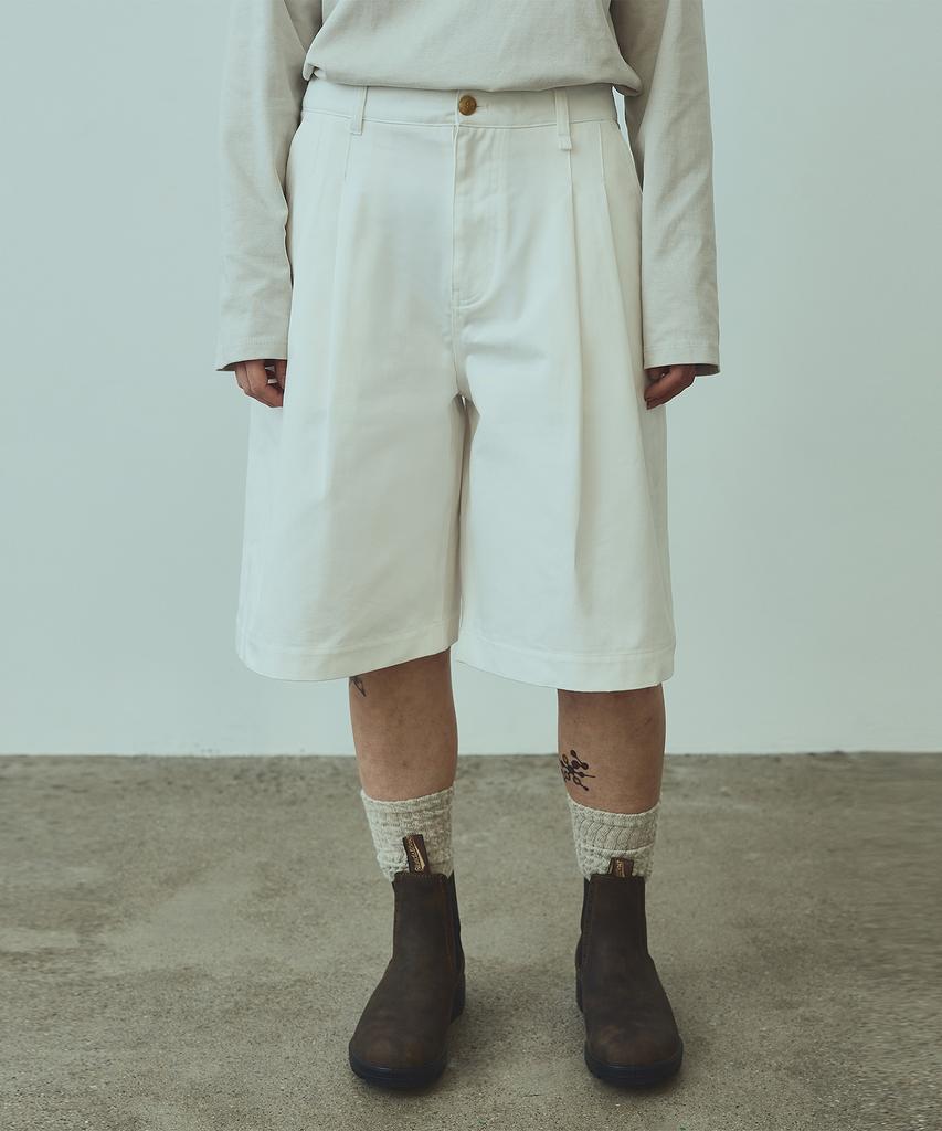 UNIFORM BRIDGE Two Tuck Bermuda Shorts(Womens) White