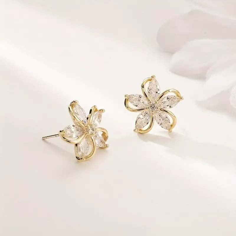 Cercei Stud Floare Culoare Aurie la Modă pentru Femei Cercei Rafinați cu Petale cu Zircon Strălucitor Cercei cu Temperament Estetic Zircon Cadou