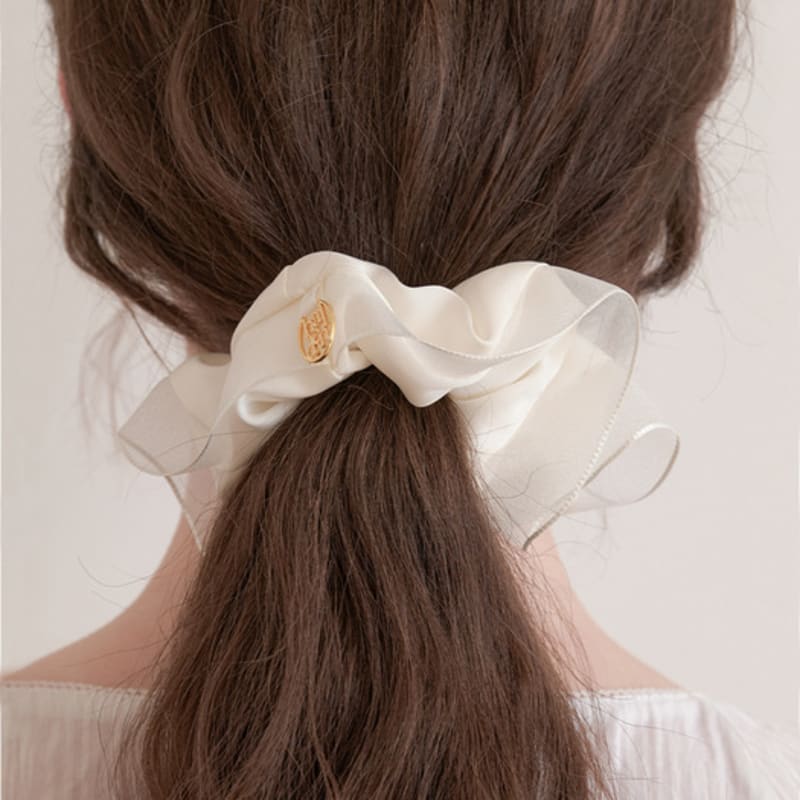 Halden Mesh Satin Logo Pendant Scrunchie (H018_white)