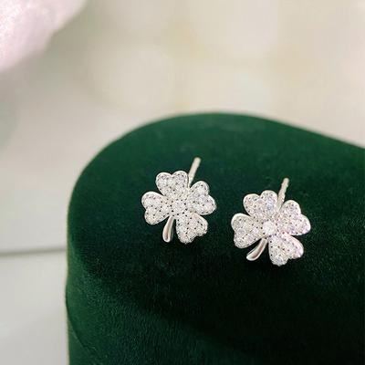 Sweet Four-leaf Clover Earrings for Women Simple, Compact Temperament, Fashionable and Elegant Earrings