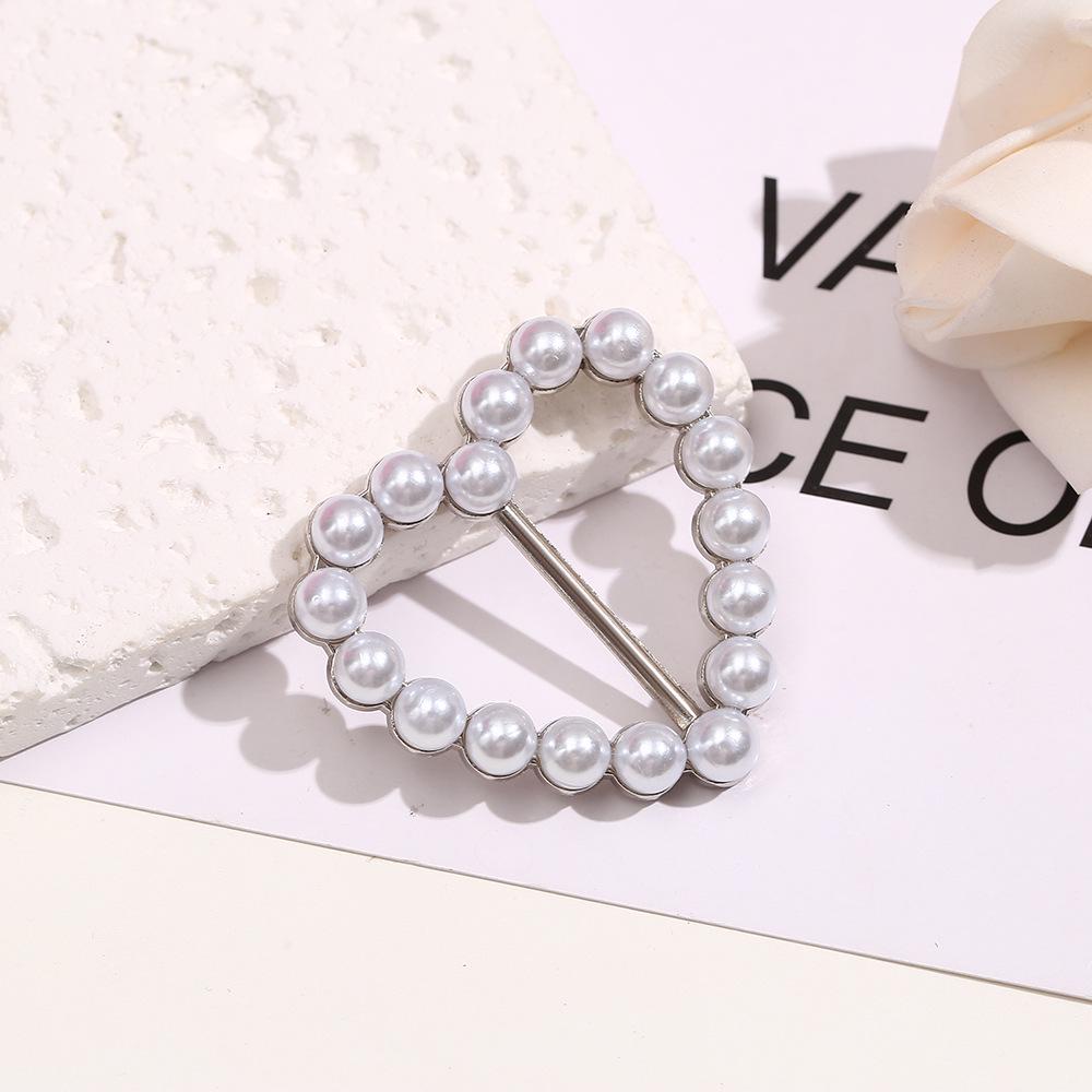 

Металлическая пуговица в форме сердца с жемчужиной для фиксации низа футболки