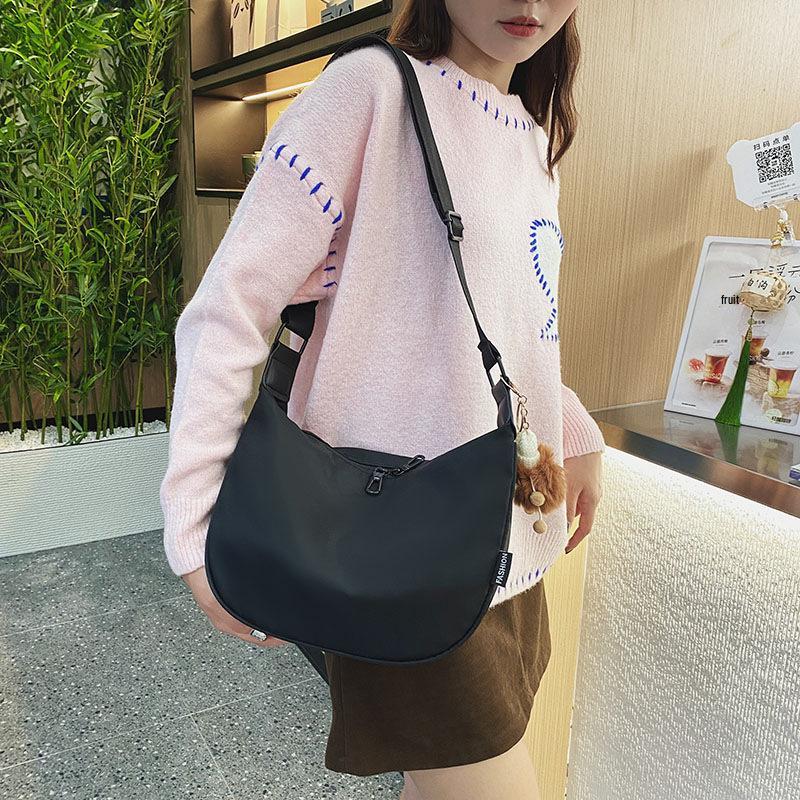 

Women s Trendy Winter Fashion Shoulder Crossbody Handbag - Versatile, Solid Color with Pendant