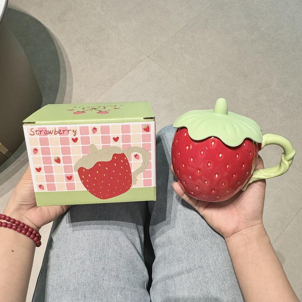 Erdbeer-Tasse mit Deckel, hochwertiger kreativer Becher, Keramik-Wasserbecher, Nischen-Design, Geburtstagsgeschenk Souvenir