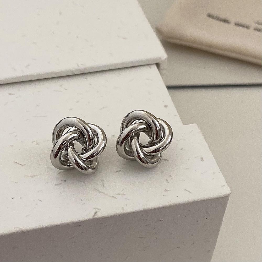 

Изысканные французские ретро серьги-пусеты с плетением: Простой, Высококлассный Дизайн