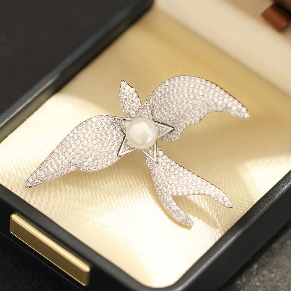 Broche colomb blanc en forme d'étoile incrustée de diamants, luxe léger, épingle animale élégante et haut de gamme, corsage en perles d'eau douce naturelles pour femmes
